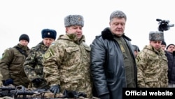 Presidenti ukrainas, Petro Poroshenko dhe ushtarët e vendit të tij 