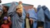 آرشیف- شماری از افغان‌های نیازمند در انتظار دریافت کمک 