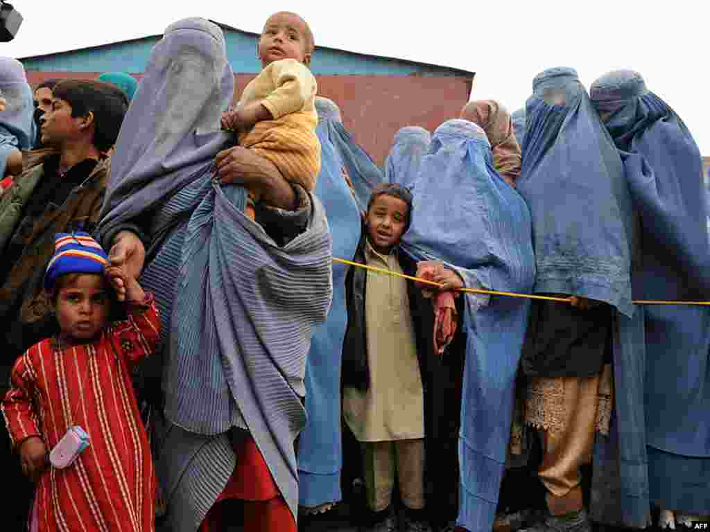 Afganistan: Duke pritur për ndihma... Foto: AFP / Shah Marai 