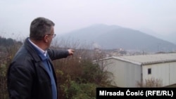 A survivor of the notorious Celebici prison camp in Bosnia-Herzegovina shows the hangar where he was detained. (file photo)