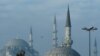 Женщина проходит мимо мечети в центре Стамбула. (Иллюстративное фото.)