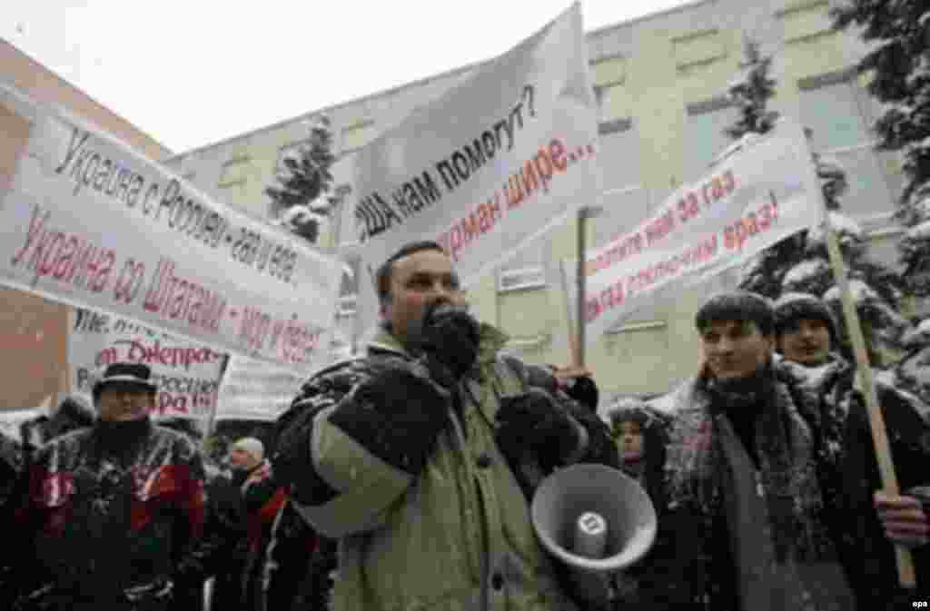 Russia/Ukraine - Participants at a demonstration in front of Ukraine embassy in Moscow appeal to Ukrainian authorities to accept increased prices for natural gas from Russia, 29Dec2005.