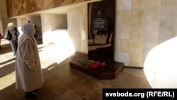 Мэмарыял каля выхаду са станцыі мэтро «Кастрычніцкая»