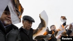 Сайлау нәтижесіне наразылық танытқан оппозиция жетекшілері дауыс беру хаттамаларын өртеді. Алматы, Республика алаңы, 17 қаңтар 2012 жыл.