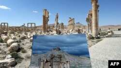 Фотограф Пальмирадағы атақты Салтанат қақпасының қираған бағаналарын оның бүтін күйдегі суретімен салыстырып тұр. Сирия, 31 наурыз 2016 жыл.