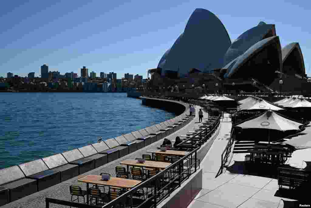 Терраса ресторана в Сиднее без посетителей. В Австралии зафиксировали более 2 300 случаев заражения.&nbsp;