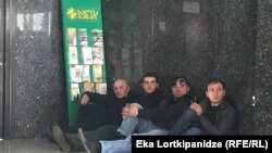 Участники акции протеста в черноморском порту Батуми.