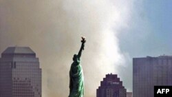 Дым над Всемирным торговым центром во время теракта 11 сентября 2001 года