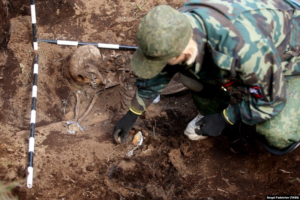 1945 jılı Kuril araldarın basıp alğan kezde qaza tapqan sovet jauıngeriniñ süyegi. Tokio Japoniyanıñ negizgi territoriyasına taqau ornalasqan tört aral Kuril tizbeginiñ böligine jatpaytının, sondıqtan SSSR-diñ ol araldardı basıp aluğa haqı bolmağanın aytadı.