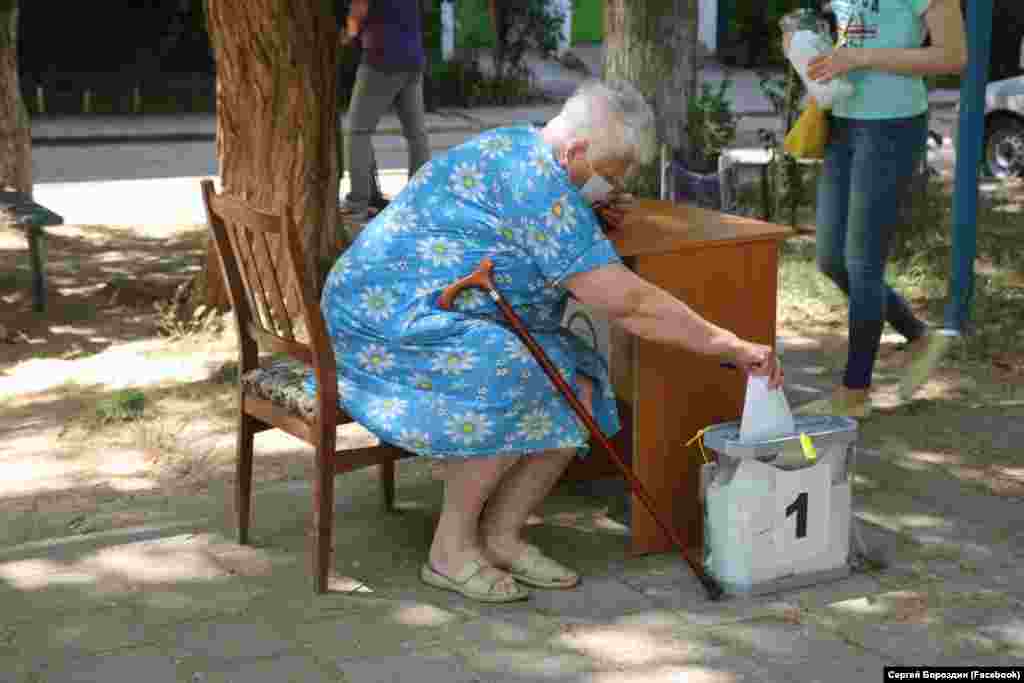 Женщина голосует в Керчи. Если поправки будут приняты, Владимир Путин может остаться президентом до&nbsp;2036 года, когда ему будет 83 года.&nbsp;​