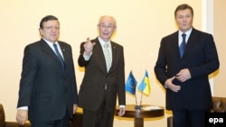 Президент Єврокомісії Жозе Мануел Баррозу, президент Європейської ради Герман ван Ромпей і президент України Віктор Янукович, Вільнюс, 29 листопада 2013 року