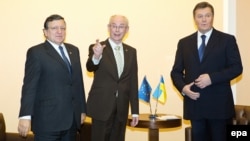 Президент Єврокомісії Жозе Мануел Баррозу, президент Європейської ради Герман Ван Ромпей і президент України Віктор Янукович, Вільнюс, 29 листопада 2013 року