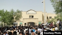 تجمع اعتراضی مردم خمینی‌شهر در مقابل دادگستری اصفهان