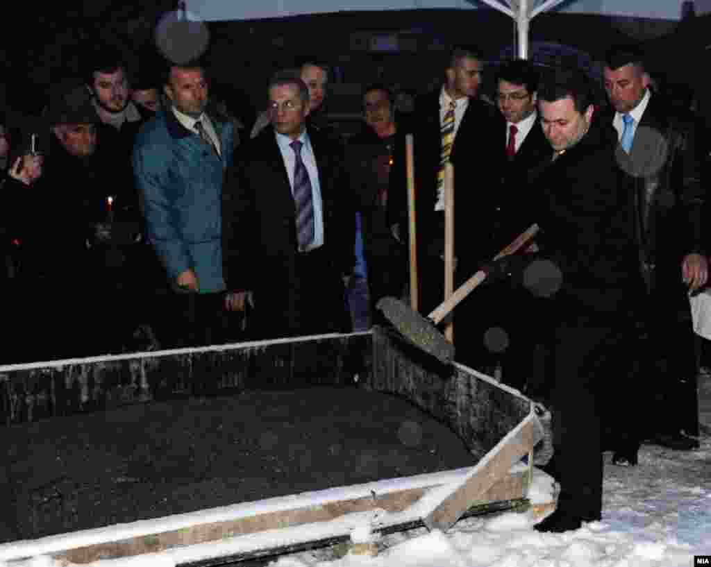 Премиерот Никола Груевски поставува камен темелник за изградба на пат во Крушево - Prime Minister Nikola Gruevski starts the building of a road in Krusevo
