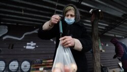 Літня жінка продає яблука. Оболонь, Київ. 21 березня 2020 року
