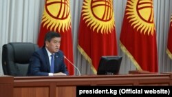 Президент Сооронбай Жээнбеков в парламенте. 14 ноября 2018 года.