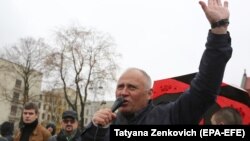 Оппозициялық саясаткер Алексей Статкевич оппозиция митингісінде сөйлеп тұр. Минск, 21 қазан 2017 жыл.