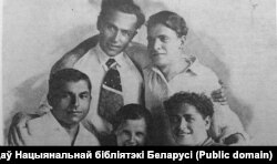Анатоль Астрэйка, мастак Мікалай Гурло (другі шэраг), Адам Русак, Ісак Любан (першы шэраг). 1930-я гг.
