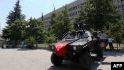 Автомобиль служб безопасности перед зданием, где проходит суд по делу о попытке государственного переворота. Пригород Анкары, 21 мая 2017 года.