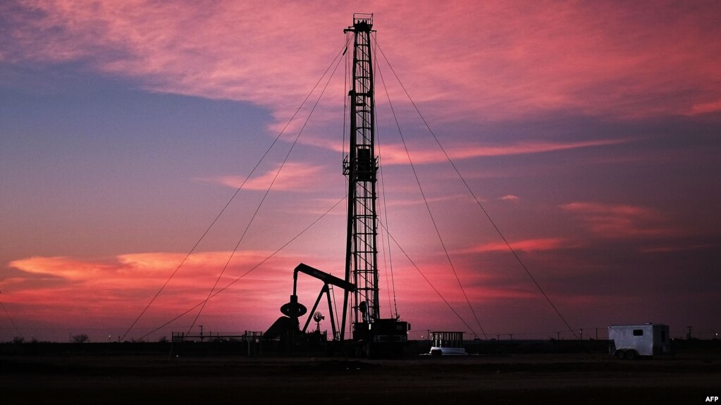 علت اینکه افت قیمت نفت آمریکا بیشتر از نفت برنت بوده، به این نکته بر‌ می‌گردد که تاسیسات ذخایر نفت آمریکا در حال پر شدن است.