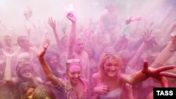 Россия. Москва. 7 июля. Участники фестиваля красок "Холи ColorFest" на территории ВВЦ. Фото ИТАР-ТАСС/ Павел Головкин