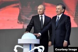 2018 - yil, 19 - oktabr. Shavkat Mirziyoyev va Vladimir Putin Jizzaxda AES qurilishining ramziy ochilishida.