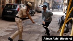  Հնդկաստան - Ոստիկանները ծեծի են ենթարկում կարանտինի ռեժիմին չենթարկվող բնակիչներին, Նյու Դելի, 25-ը մարտի, 2020թ.