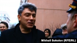 Борис Немцов общается с полицией