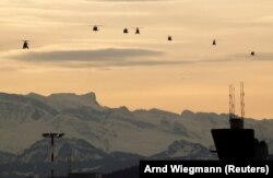 Вертолеты с американской делегацией во время перелета из Цюриха в Давос