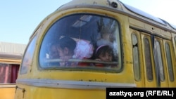 Дети села Шукырсай в автобусе. Южно-Казахстанская область, 14 сентября 2017 года.