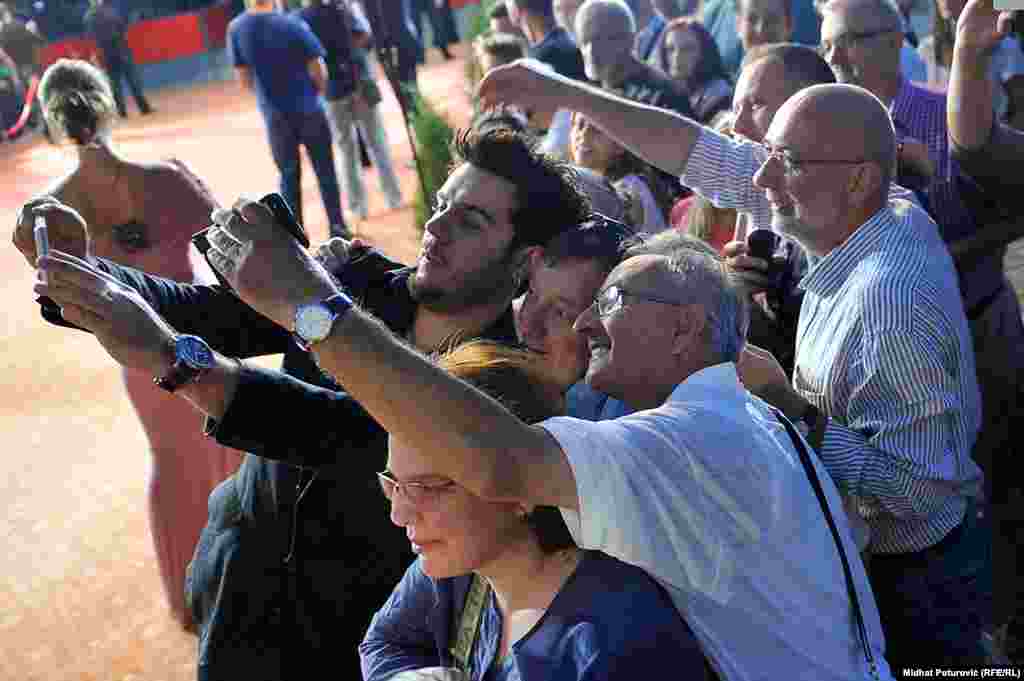 Bh. glumac Armin Omerović se fotografiše sa fanovima na crvenom tepihu 20. SFF-a