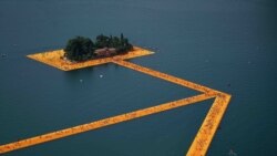 Юли 2016 г. "Плаващите кейове" в езерото Изео, северна Италия. Пътека с дължина три километра позволява на посетителите "да ходят по вода".