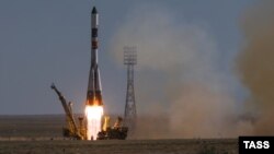 Запуск ракеты-носителя "Союз-У" с российским грузовым кораблем "Прогресс М-28М" на космодроме Байконур. 3 июля 2015 года.
