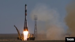 Запуск ракеты-носителя "Союз-У" с российским грузовым кораблем "Прогресс М-28М" на космодроме Байконур. 3 июля 2015 года.