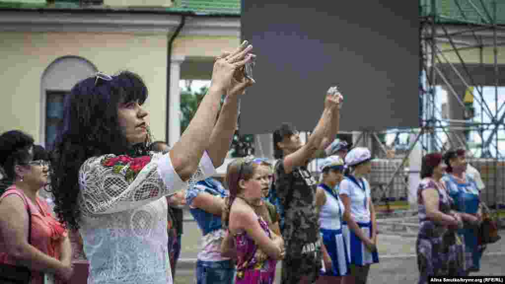 Мами фільмують виступи своїх дітей 