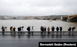 Журналісти і оператори на березі Дунаю у Будапешті, де сталася аварія, 30 травня 2019 року