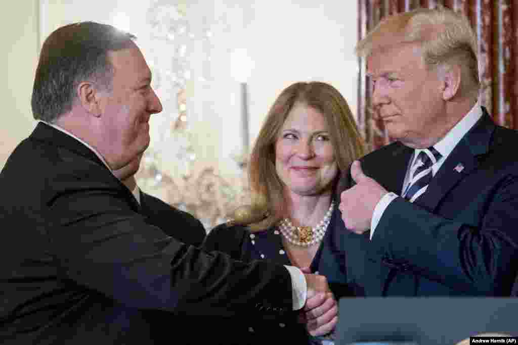 САД - Американскиот претседател Доналд Трамп решил да се повлече од нуклеарниот договор на Иран, наведува новинската агенција Ројтерс, повикувајќи се на изјави на двајца претставници на Белата куќа. Според нив, уште не е познато како ќе го стори тоа.
