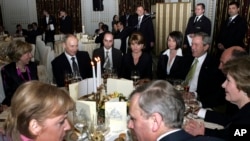 George Bush, Vladimir Putin, Angela Merkel, Traian Băsescu la o recepție în București oferită de președintele român în onoarea liderilor de stat prezenți la summitul NATO, București, 3 aprilie 2008