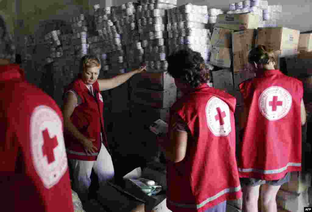 Члени Міжнародного комітету Червоного Хреста проводять інспекцію&nbsp;медикаментів і засобів особистої гігієни, привезених у складі українського гуманітарного конвою, Старобільськ, 15 серпня 2014 року