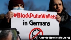 «Заблокируйте кошельки Путина в Германии». Акция протеста в Киеве во время прошлогоднего визита канцлера ФРГ Олафа Шольца в Украину