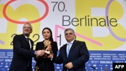 De la stânga la dreapta: producătorul Farzad Pak, actriţa Baran Rasoulof şi producătorul Kaveh Farnam primind Ursul de Aur pentru filmul regizat de Mohammad Rasoulof