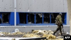 Пророссийский сепаратист возле Донецкого аэропорта имени Сергея Прокофьева