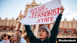 Архивный снимок, сделанный в Кракове 17 июля 2022 года в ходе кампании за признание России "террористическим государством"