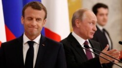 Президент Франції Емманюель Макрон (ліворуч) та російський керівник Володимир Путін, Санкт-Петербург, 24 травня 2018 року