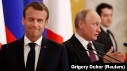 Președinții Vladimir Putin (dreapta) și Emmanuel Macron (stânga), la negocierile de la Stankt Petersburg, 24 mai 2018