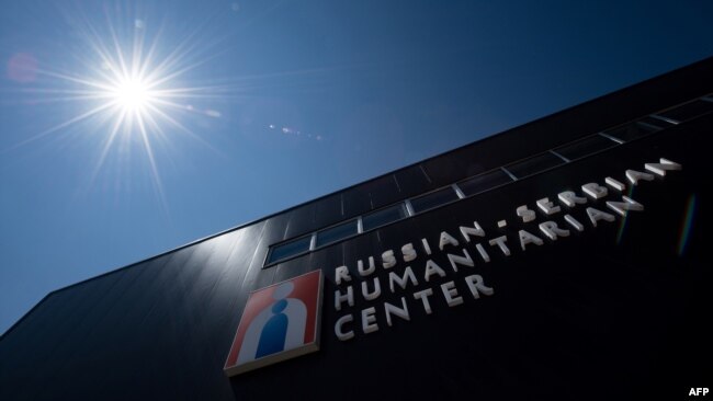 Logoja e "Qendrës Humanitare Ruso-Serbe" në ndërtesën e saj në qytetin e Nishit