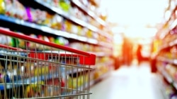 Пустая продуктовая корзина в супермаркете, иллюстрационное фото