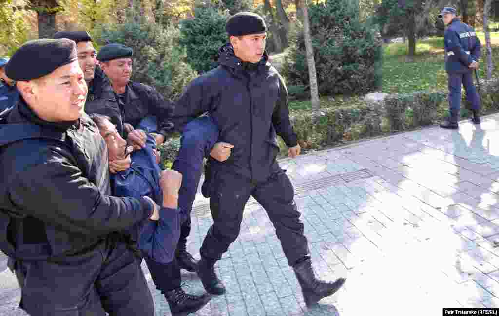 Полицейские задерживают мужчину. Алматы, 26 октября 2019 года.