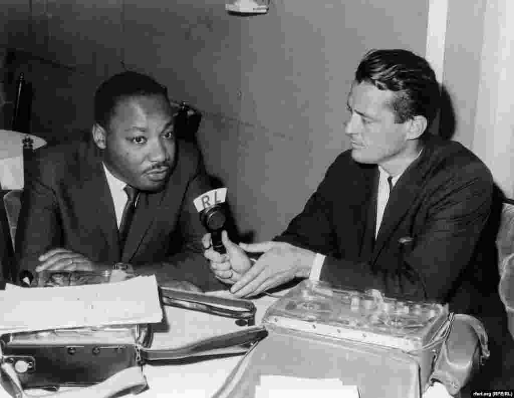 რადიო თავისუფლების რედაქტორი, ფრენსის რონალდსი ინტერვიუს ართმევს სამოქალაქო უფლებების მოძრაობის ლიდერს, მარტინ ლუთერ კინგს, აშშ-ში რასობრივი თანასწორობისთვის მიმდინარე ბრძოლაზე, 1966 წელს.
