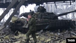 Проросійський бойовик поблизу танка в Донецькому аеропорту, 21 січня 